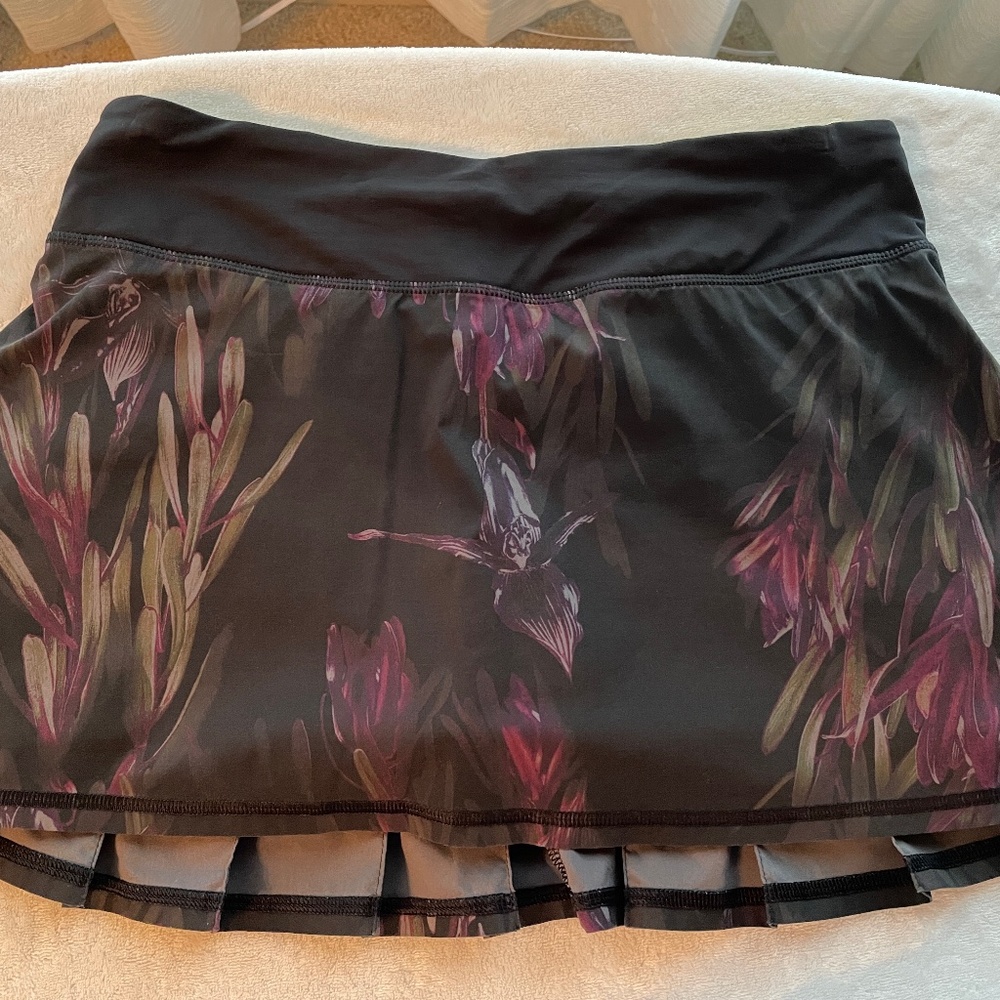 Lululemon Skirt size 6 Black Multicolor